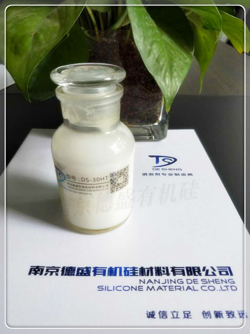 消泡劑DS-30HT系列消泡劑具有優(yōu)異的消、抑泡性能,可以在泡沫產生后添加或作為抑泡組份加入產品中,消泡劑的添加量可為10~100ppm,最佳添加量由客戶根據具體情況試驗決定。
消泡劑產品可直接使用,也可稀釋后使用。如在起泡體系中能充分攪拌分散,可以直接添加,無需稀釋,如需稀釋,按照技術人員提供稀釋方法進行,不可直接加水稀釋,否則容易出現分層破乳等現象,從而影響產品品質,因用水直接稀釋或其他不正確的方法加工或使用產品產生的后果,本公司概不承擔責任。